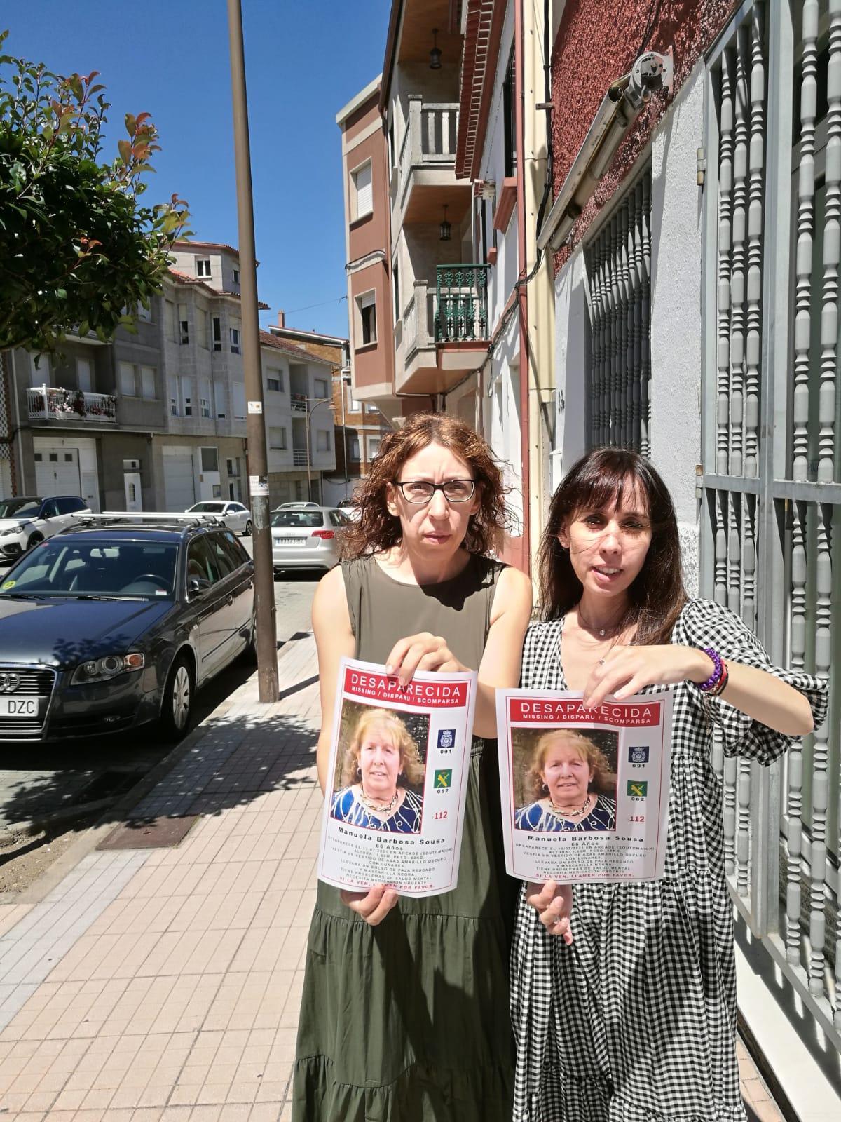 Las hijas de Manuela Barbosa, con carteles con la foto de su madre tras su desaparición en 2021.