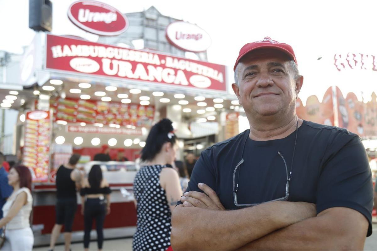 Fernando Bañuls, frente a su puesto en El Arenal.