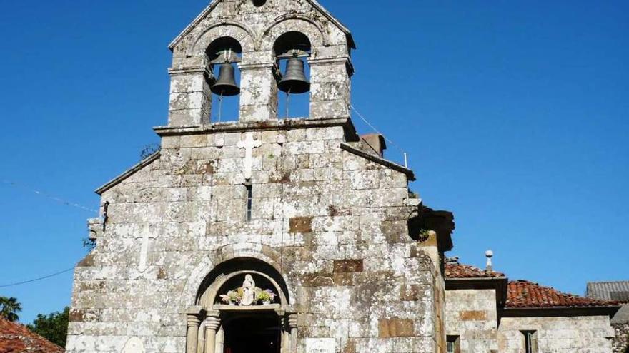Fachada de la iglesia de Santa María de Donramiro y su retablo.