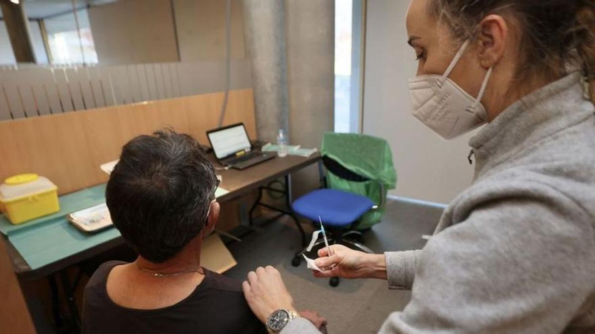 Una enfermera aplicando una dosis de refuerzo de la vacuna del Covid.