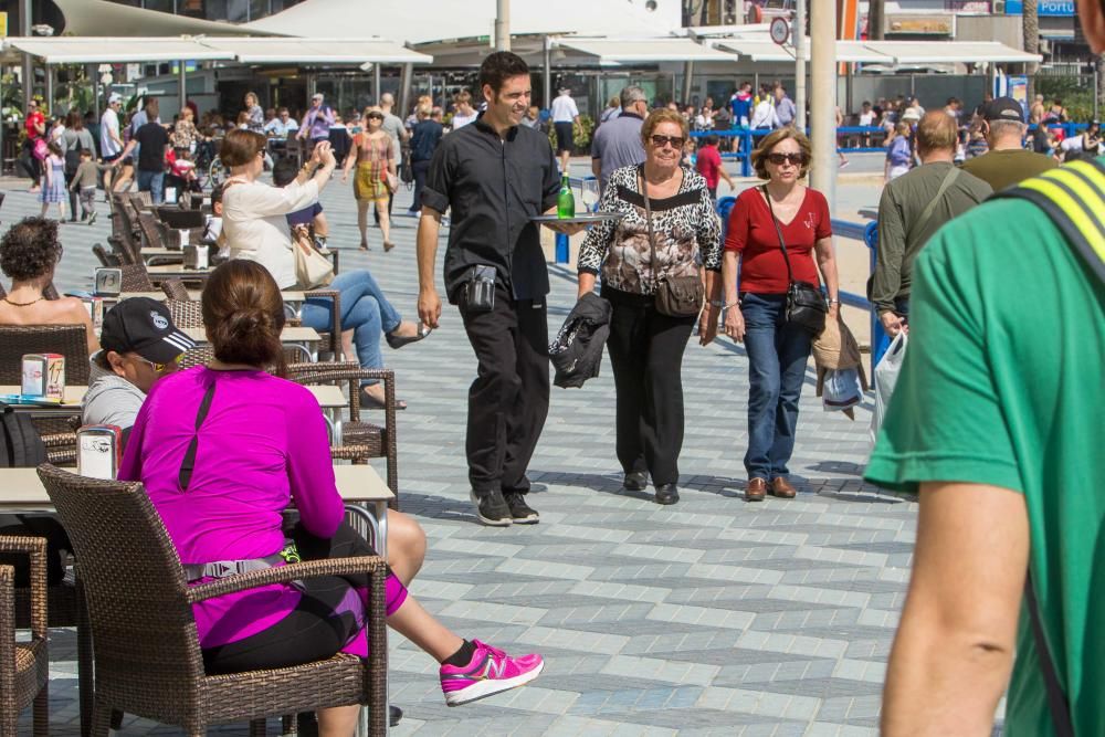 Cientos de personas disfrutan de los 24 grados de máxima que se han registrado hoy en la ciudad