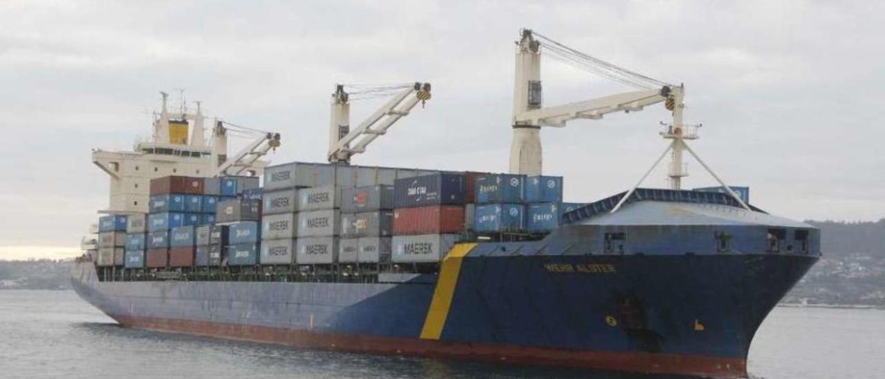 Un barco de Maersk llegando al Puerto de Marín. // Santos Álvarez