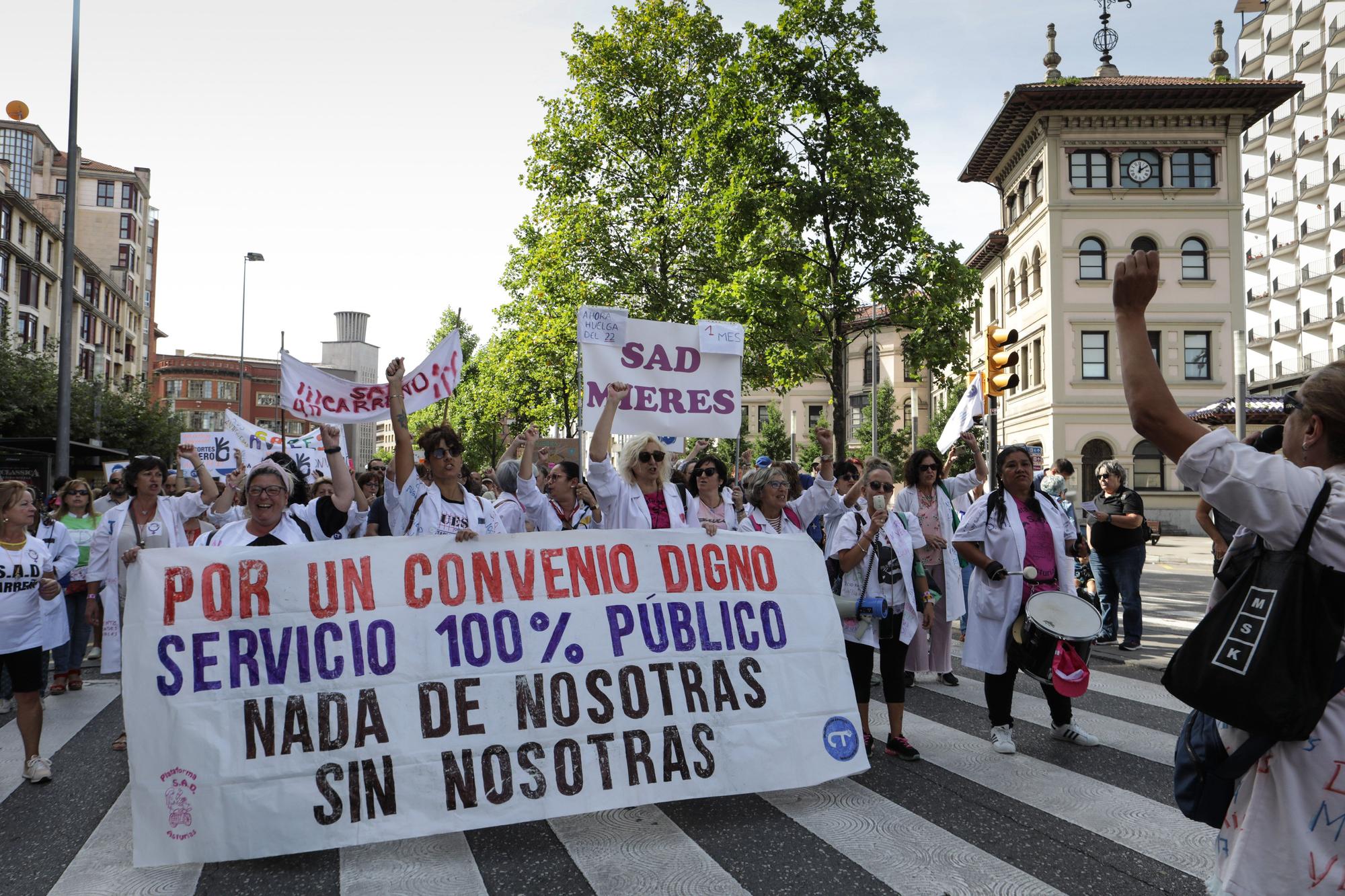 En imágenes: Las trabajadoras de ayuda a domicilio se manifiestan en Gijón