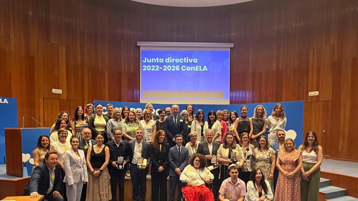 El ministro,  Pablo Bustinduy, con los municipios de L’Horta Sud y todos los premiados.