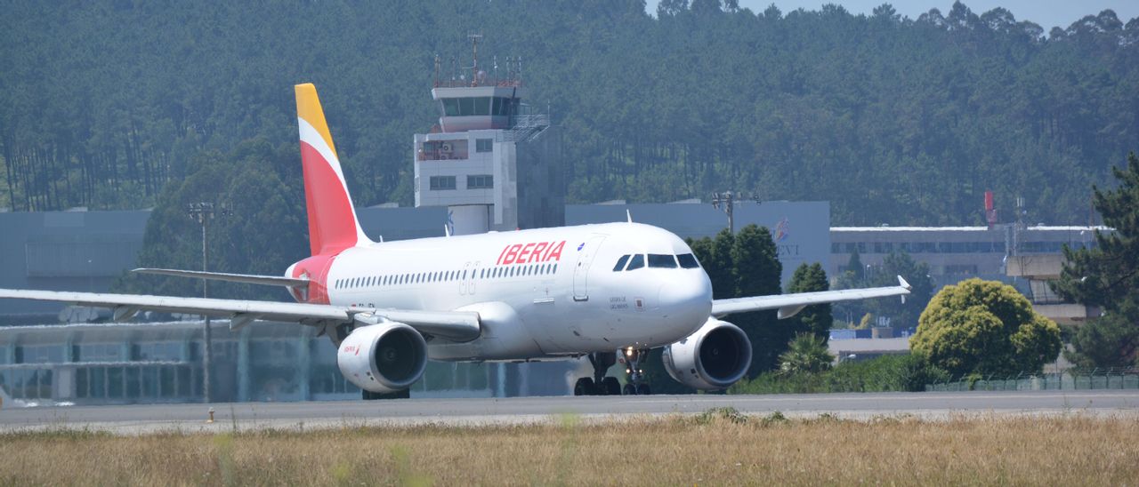 Un avión de Iberia en el aeropuerto de Vigo.