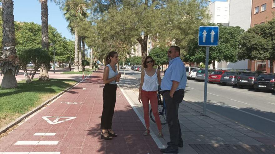 La concejala de Movilidad Sostenible y Limpieza Viaria, Carmen Fructuoso (i) visitó los carriles bici. | AYTO.
