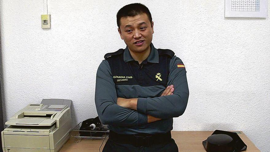 Que Li, el primer guardia civil de origen chino, en su puesto de trabajo en Madrid.