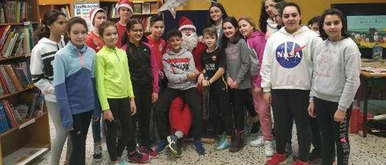 Los alumnos de sexto A, ayer, tras liberar a Papá Noel.