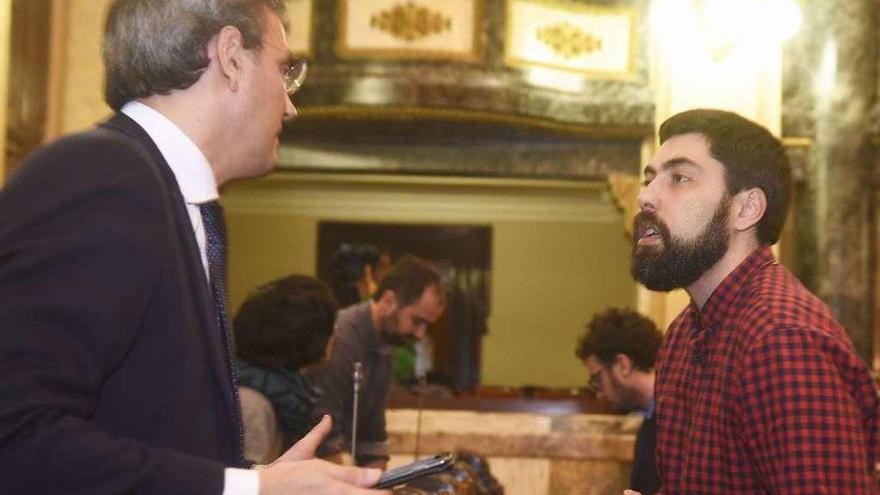 Xulio Ferreiro y José Manuel García se dan la mano al concluir el pleno de la cuestión de confianza.