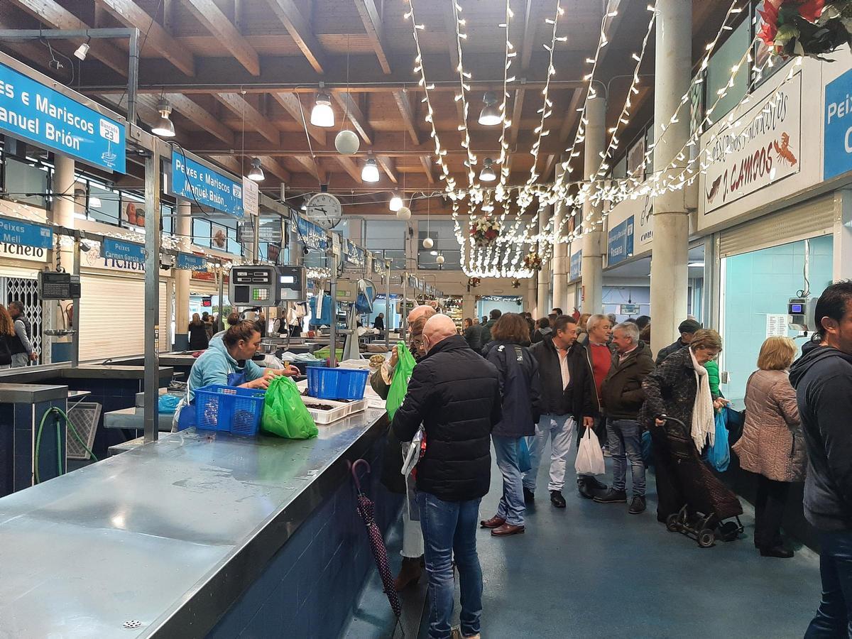 El ambiente ayer por la mañana en el mercado de abastos de Bueu.