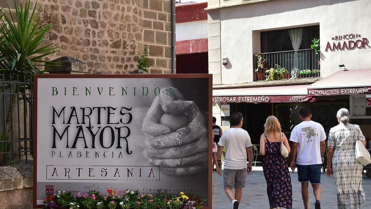 Plasencia calienta motores para un Martes Mayor cargado de tradición y relevo generacional