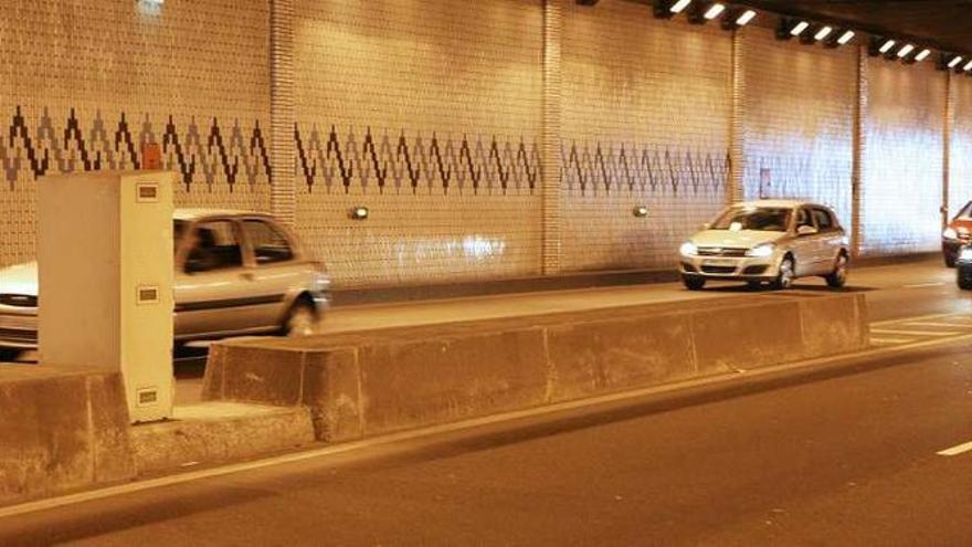 Uno de los tres radares del túnel de Beiramar que multan ahora en ambos sentidos de circulación.