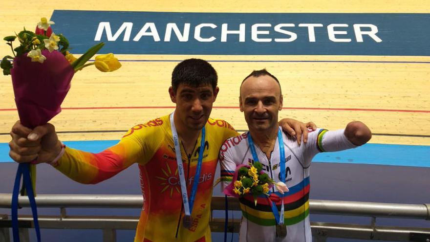 Eckhard y Ten posan con sus medallas.