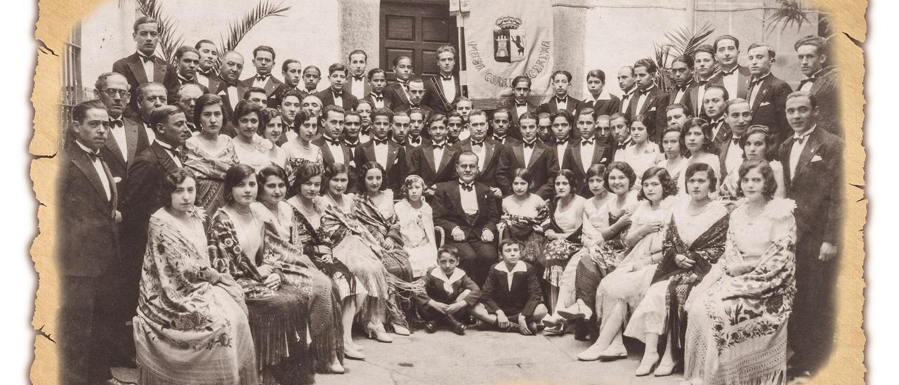 Año 1928. Componentes de la Masa Coral Cacereña u Orfeón Cacereño durante su segunda etapa, muy prolífica, que acabaría a causa de la Guerra Civil.