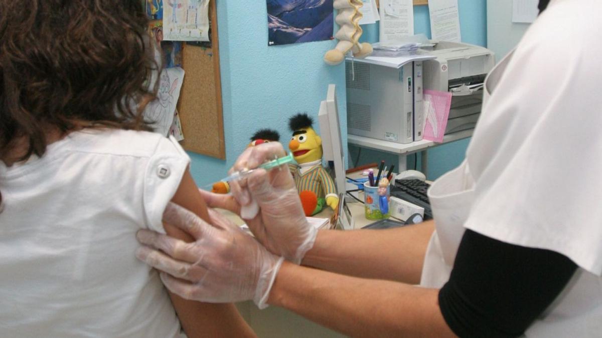 La vacunación contra el VPH se extenderá también a los chicos en varias comunidades, entre ellas Murcia. | L.O.