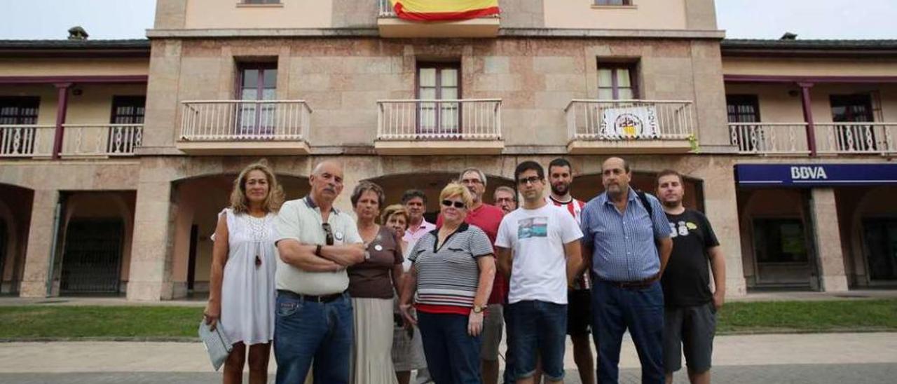 Representantes de los distintos colectivos vecinales implicados en la candidatura de Llaranes.