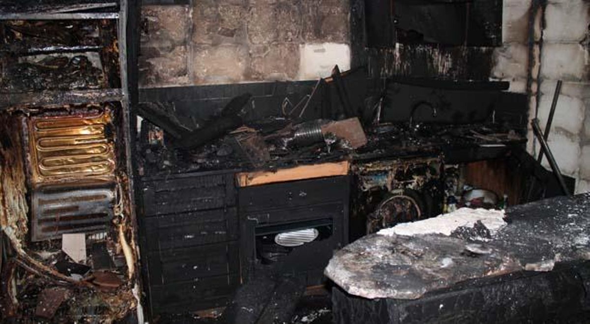 Estado en el que ha quedado la cocina de la vivienda en la que se ha originado el incendio