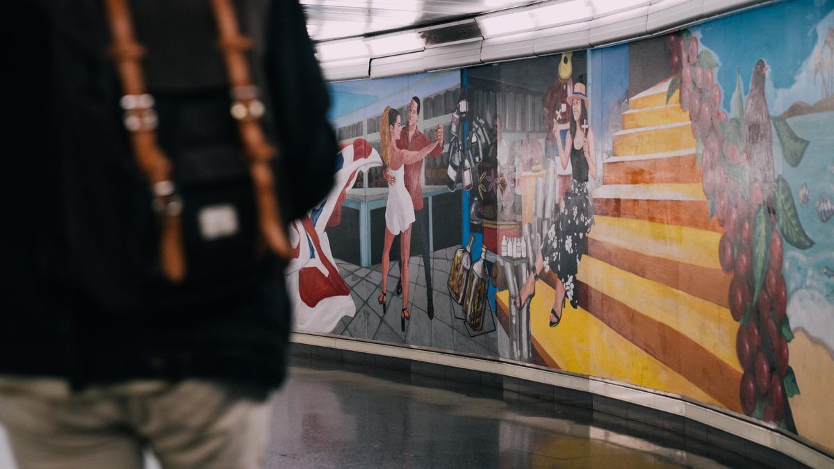 Wanda Cortorreal es una de las artífices de los murales que decoran la estación de Santo Domingo.