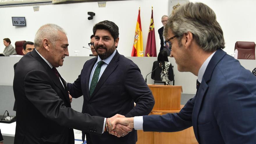 Francisco Álvarez (i) y Luis Alberto Marín se estrechan la mano ante la mirada de Fernando López Miras (c).