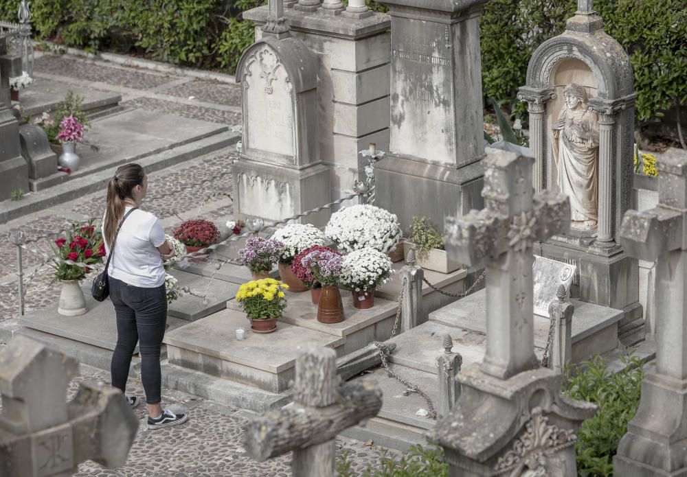 Día de Todos los Santos en el cementerio de Palma