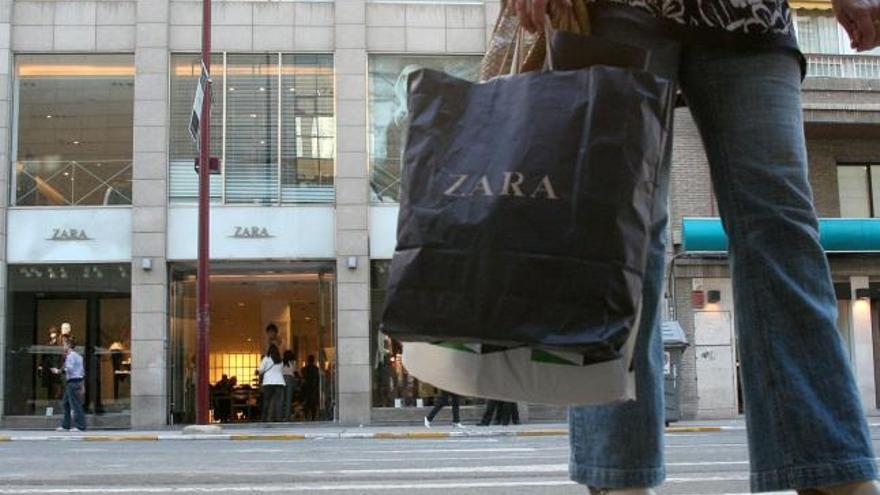 Consumidora a las puertas de una tienda de Zara del grupo Inditex