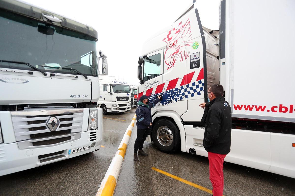 Numerosos transportistas permanecen atrapados en El Rebollar