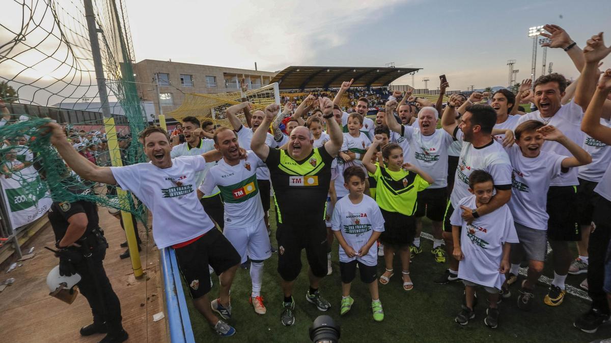 El Elche de 2018 celebra el ascenso a Segunda en Villarreal