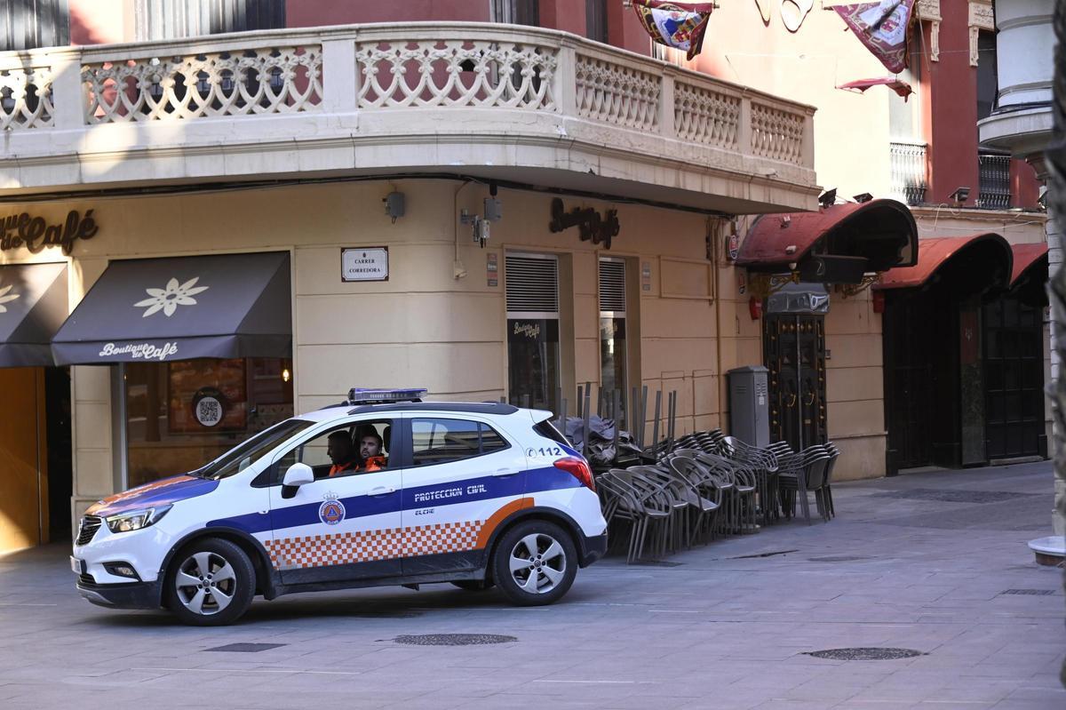 El viento en Elche obliga a recoger las terrazas