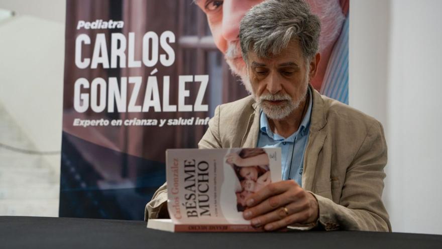 «Engañan a los padres con consejos como no coger en brazos al niño o no ir si llora»