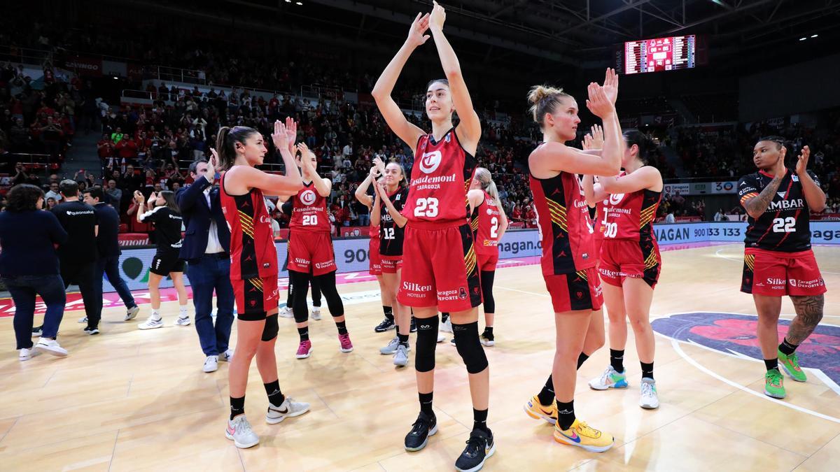 Las jugadoras del Casademont Zaragoza aplauden a su afición tras vencer al IDK Euskotren en el Príncipe Felipe.