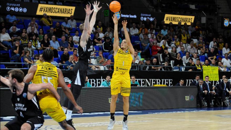 Iffe Lundberg lanza un triple en el partido del martes.