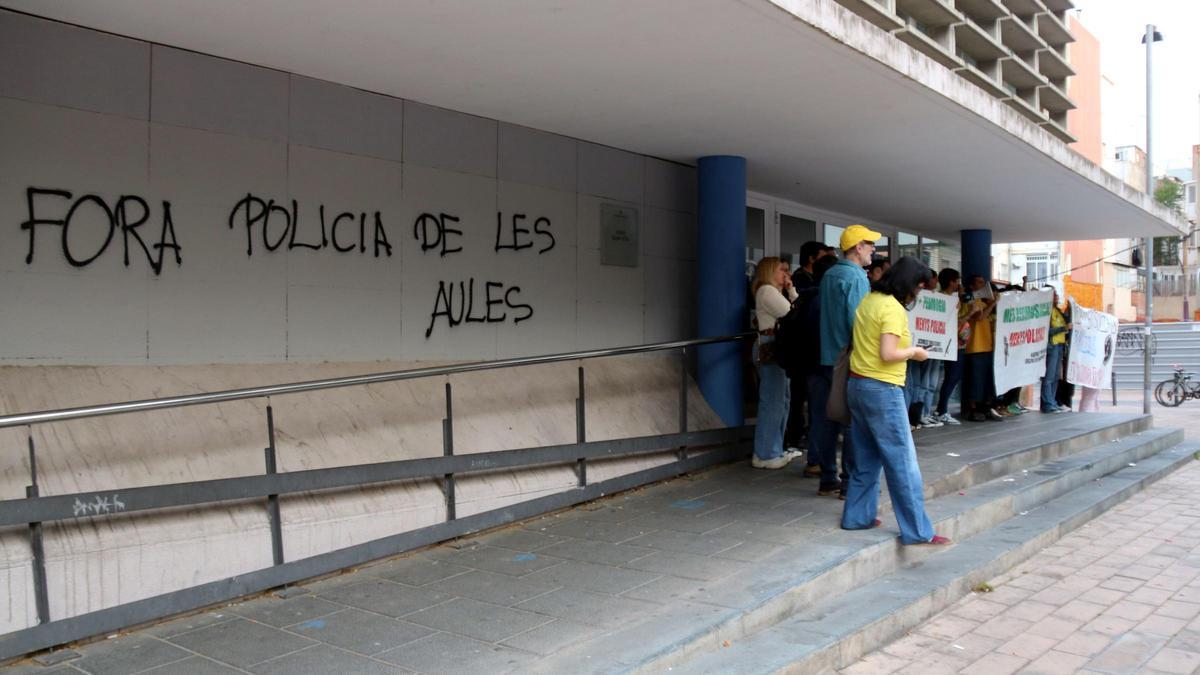 Pintada contra la nueva normativa en la fachada de un instituto de lHospitalet