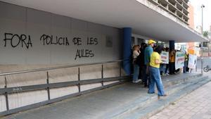 Pintada contra la nueva normativa en la fachada de un instituto de lHospitalet