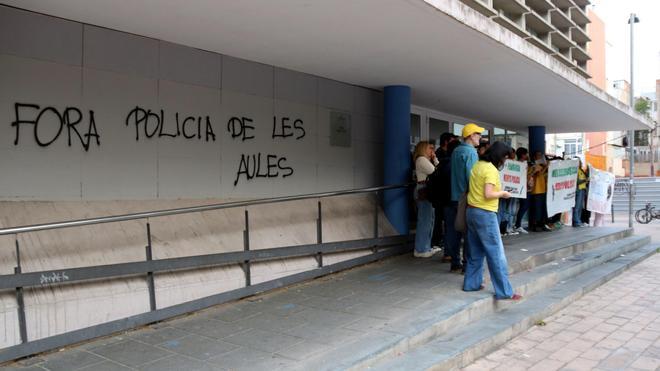 Pintada contra la nueva normativa en la fachada de un instituto de lHospitalet