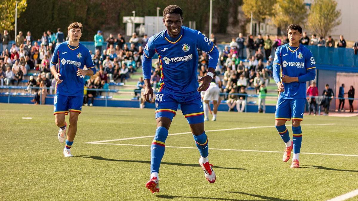 Buba celebrando un gol con el Getafe B.