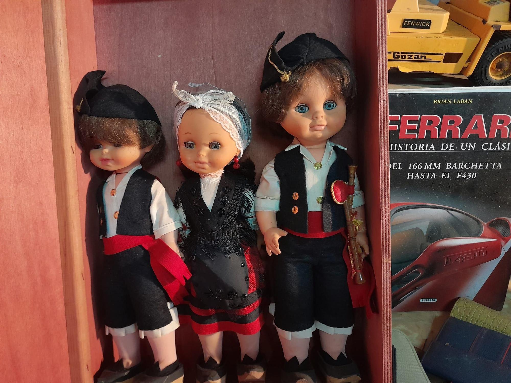 Compra, vende, cambia, así es la Feria del Coleccionismo de Mieres, en la que "hay de todo"