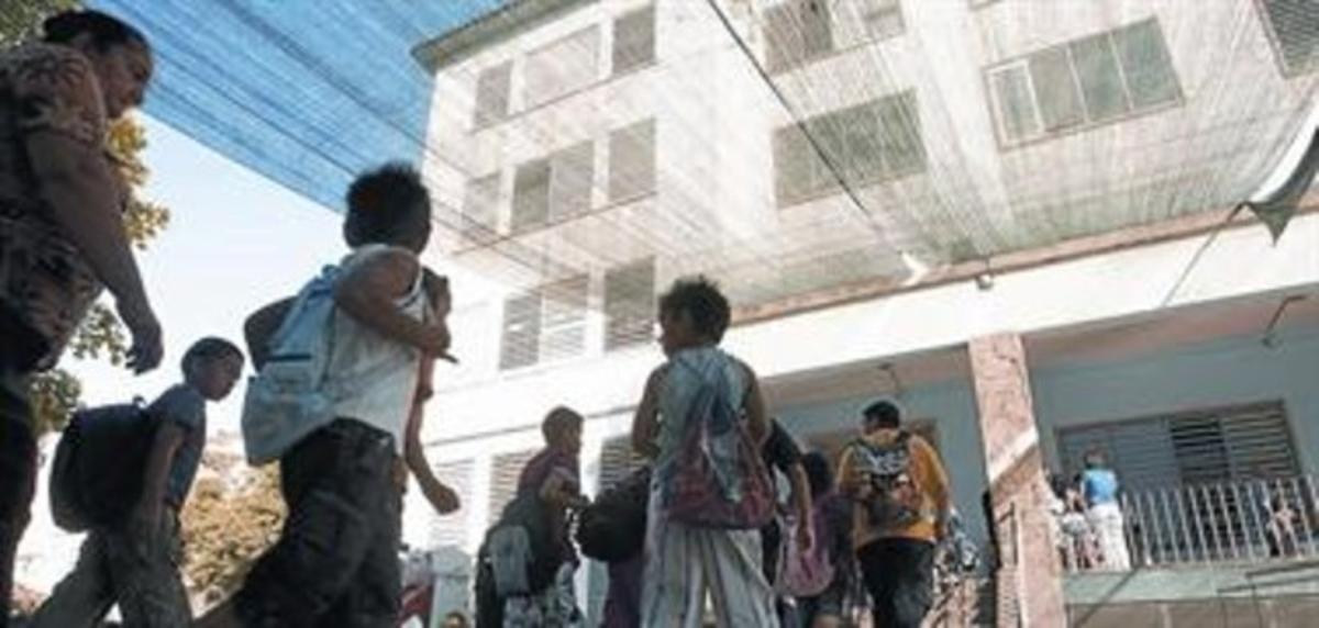 Alumnes Nens del CEIP Acàcies, de Sant Martí, a l’entrada del col·legi, el dia 12 de juny. Alumnes Nens del CEIP Acàcies, de Sant Martí, a l’entrada del col·legi, el dia 12 de juny.