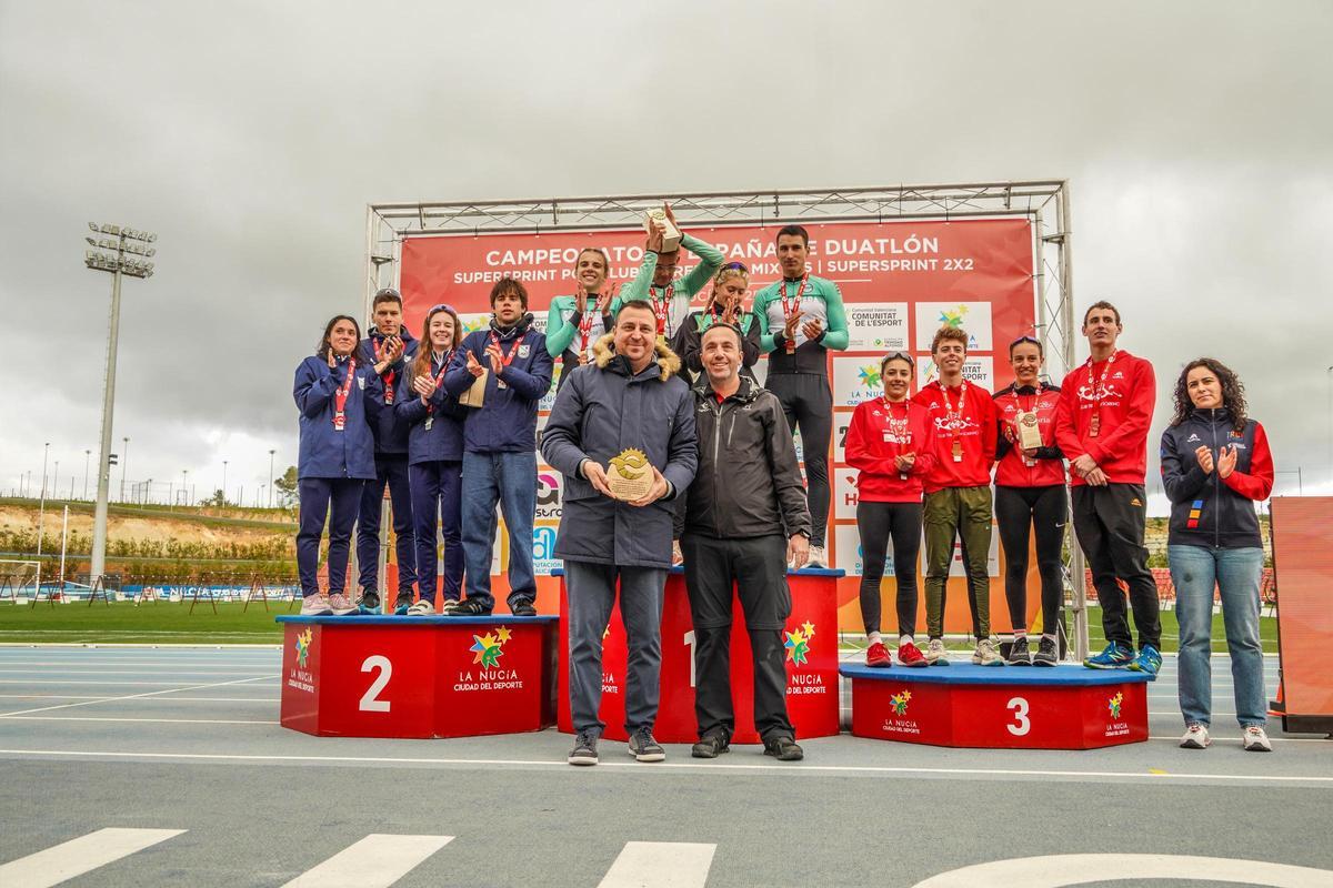 Ceremonia de trofeos con Sergio Villalba, concejal de Deportes y Jorge García, director de competiciones FETRI .