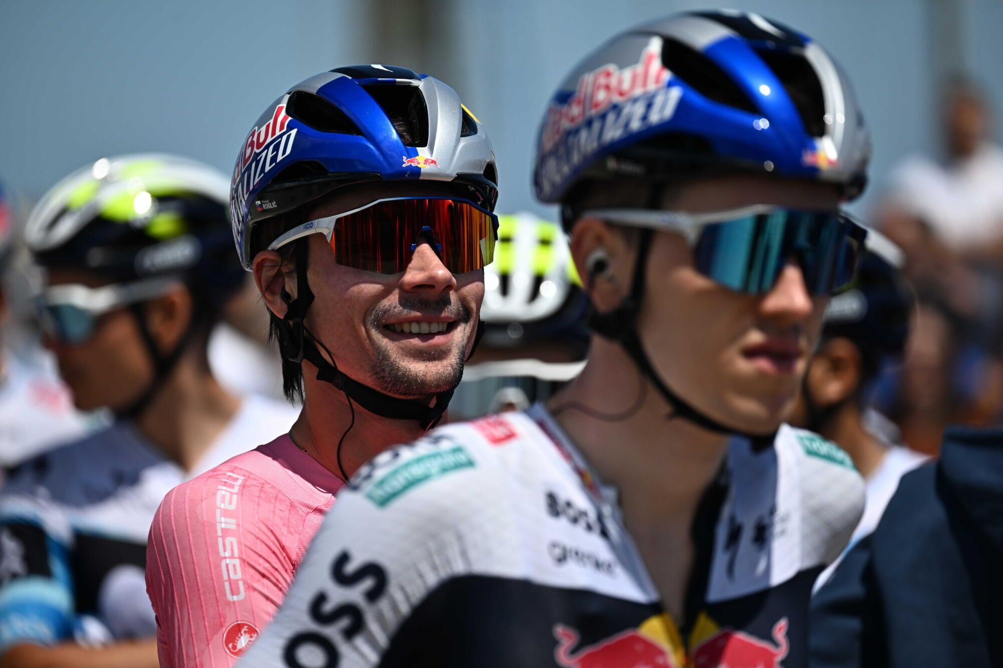 GIULIANOVA (Italy), 17/05/2025.- Slovenian rider Primoz Roglic of Red Bull - Bora - Hansgrohe team wearing the overall leader's pink jersey, at the start of the 8th stage of the 108 Giro d'Italia 2025, cycling race over 197 km from Giulianova to Castelraimondo, Italy, 17 May 2025. (Ciclismo, Italia) EFE/EPA/LUCA ZENNARO