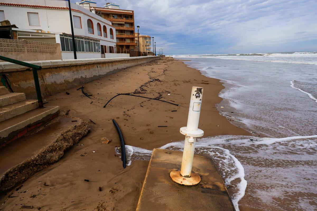 Desperfectos del temporal marítimo borrasca Harry en una playa de Sueca.