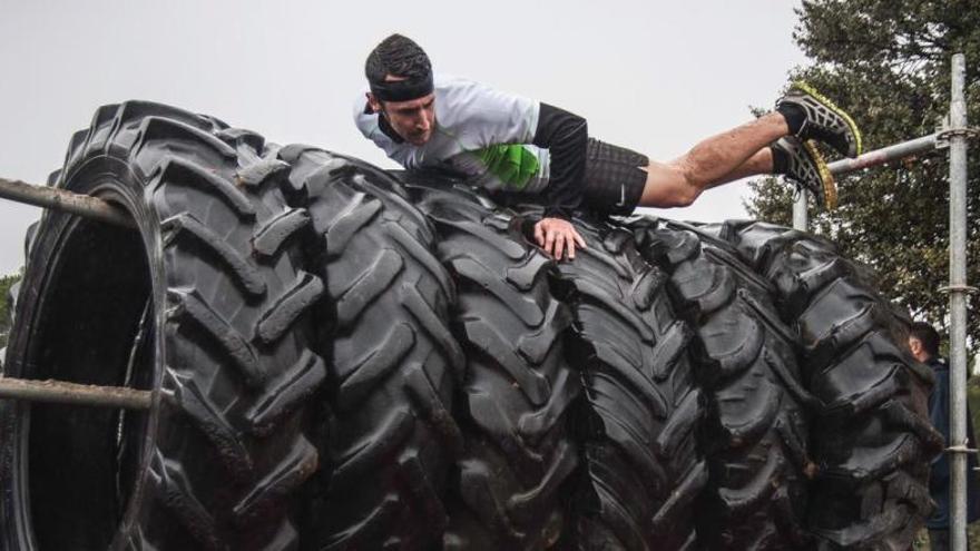 Obstáculo de neumáticos en la competición Hard Running