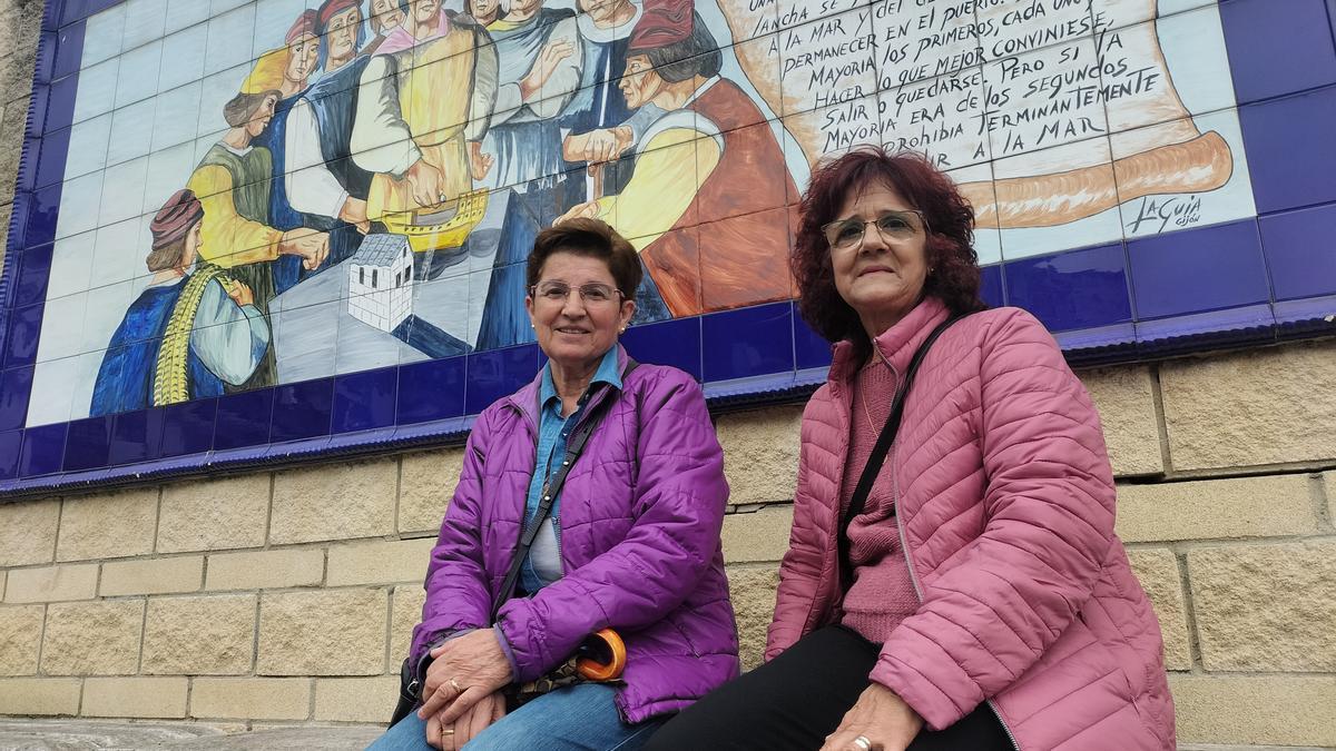 Por la izquierda, María Luisa Pérez y Aurelia Rodríguez, en la cofradía de pescadores de Luarca.