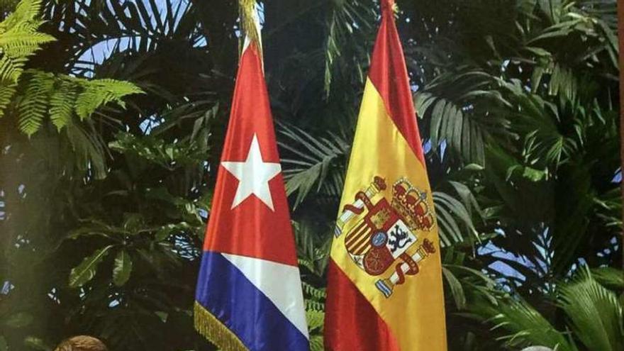 El presidente Feijóo y Raúl Castro en la reunión.