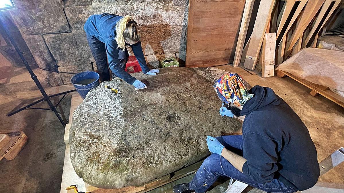 Els treballs de restauració fets en un dels menhirs neolítics del Solsonès | ARXIU/MUSEU DE SOLSONA