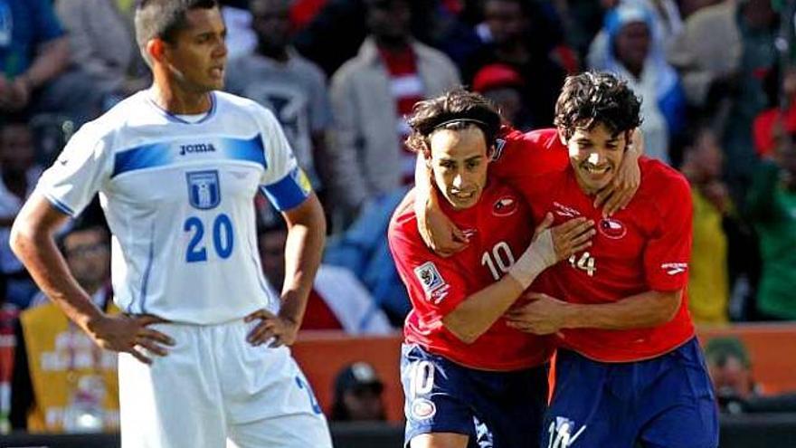 Valdivia y Matías Fernández celebran el gol de Chile.