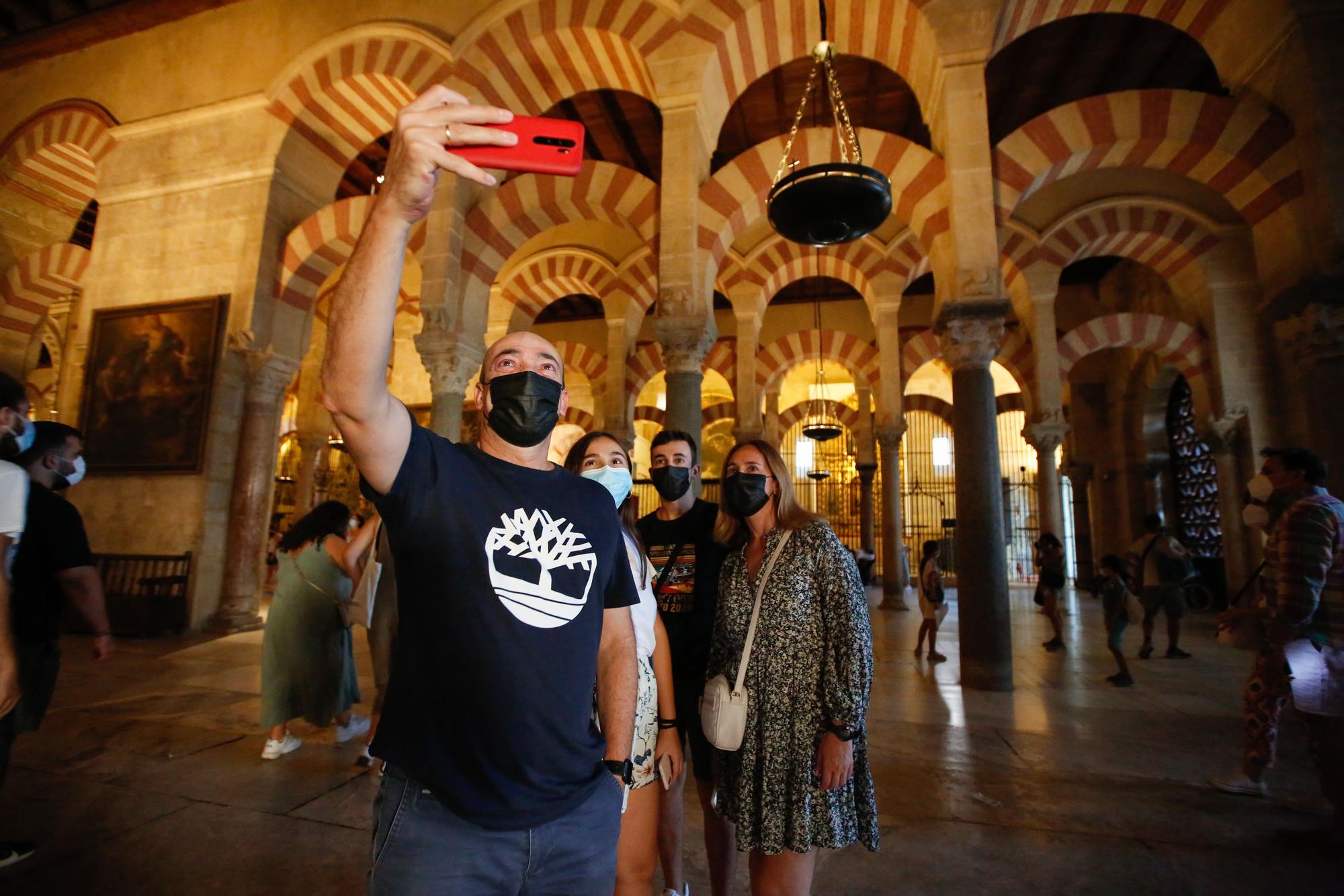 Córdoba se da un baño de masas en una patrimonial noche de normalidad