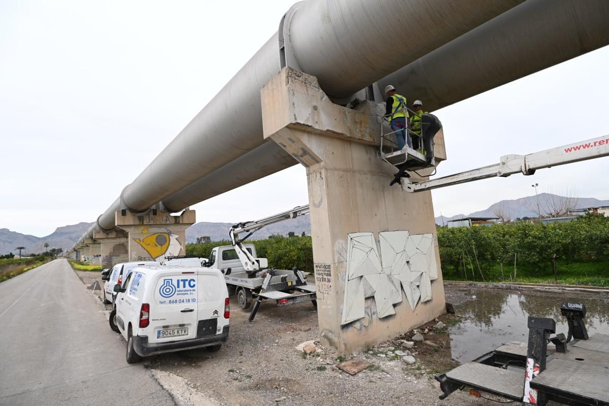 Fuga de agua en el trasvase a su paso por Orihuela