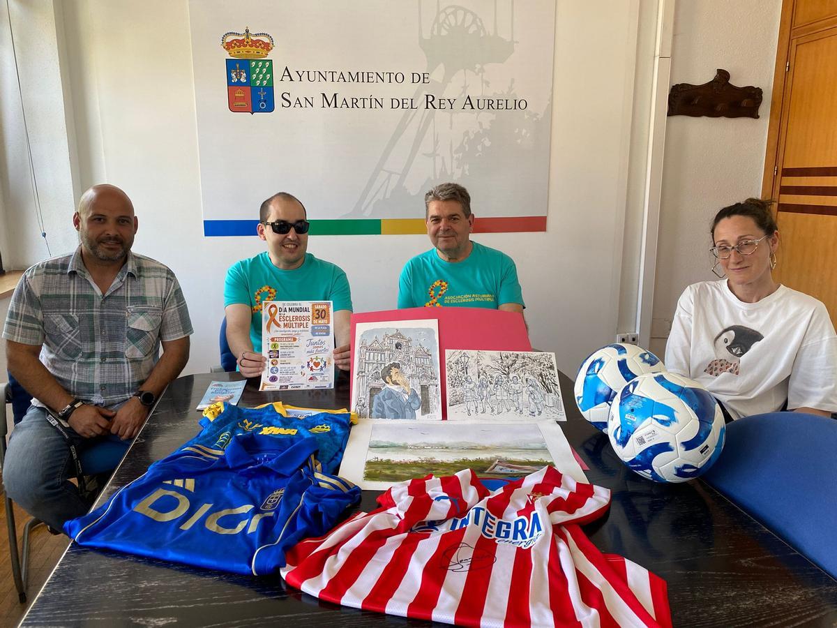 Por la izquierda, Jairo García, Alberto Benito (AADEM), José Ramón Martín Ardines y Cintia Ordóñez con el material donado por el municipio