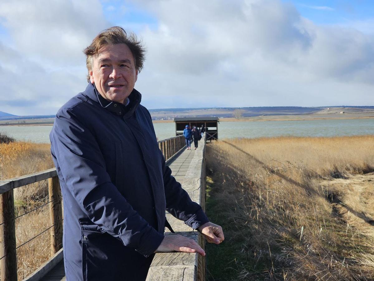 Tomás Guitarte, candidato de Teruel Existe, este sábado en la laguna de Gallocanta.