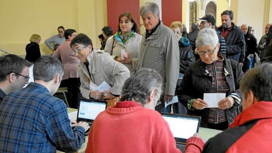 Gent votant en la consulta del 9 de novembre de l&#039;any passat, a Manresa